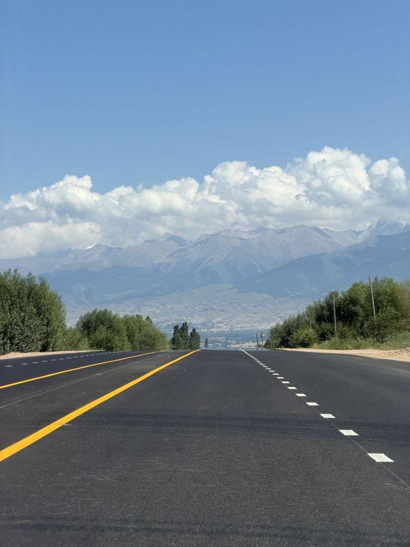 The road to the mountains